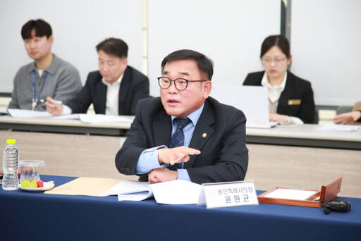 27일 오후 화성ICT생활문화센터에서 열린 제19차 대한민국특례시의회의장협의회 회의에서 윤원균 용인특례시의회 의장이 발언하고 있다. 용인특례시의회 제공