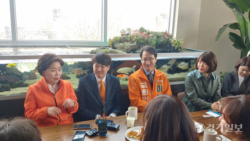 이준석 개혁신당 대표와 양향자 원내대표, 이원욱 의원이 동탄 학부모들과 간담회를 진행하고 있다. 김도균기자