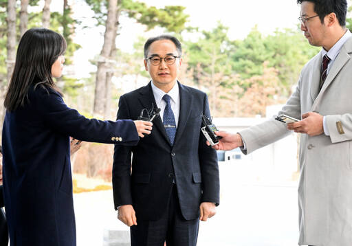 이원석 검찰총장이 27일 오후 수원특례시 영통구 수원지방검찰청을 방문해 취재진의 질문에 답하고 있다. 윤원규기자
