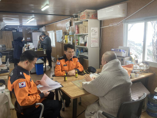 안양소방서 장재성 서장(가운데)이 안양시 만안구에 위치한 삼막사 화재 안전 강화를 위한 소방안전컨설팅을 실시했다. 안양소방서 제공