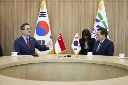 김동연 경기도지사가 27일 도청 집무실에서 에릭 테오 주한 싱가포르 대사가 면담을 진행하고 있다. 경기도 제