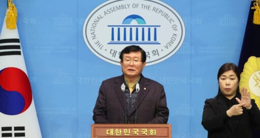 더불어민주당 설훈 의원이 28일 국회에서 탈당 기자회견을 하고 있다. 연합뉴스