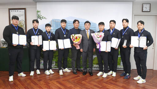 방세환 시장이 광주시청 직장운동경기부 씨름선수들을 격려했다. 광주시 제공