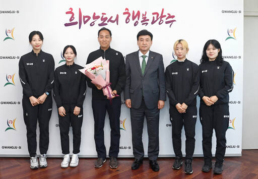 방세환 시장이 광주시청 직장운동경기부 육상팀 선수들을 격려했다. 광주시 제공