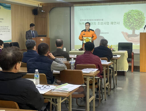 양주소방서 관계자가 검준염색사업협동조합 정기총회에 참석, 외국인 근로자 안전권 보장을 위해 추진하는 특수시책에 대해 설명하고 있다. 양주소방서 제공