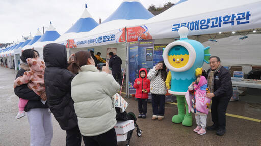 김외철 국립해양과학관장이 ‘2024 울진대게와 붉은대게축제’ 국립해양과학관 홍보관 부스를 찾은 어린이들과 함께 기념사진을 촬영을 하고 있다. 국립해양과학관
