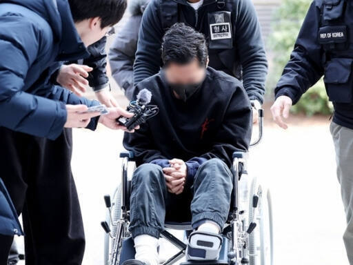 아내를 자택에 감금한 채 성인방송 출연을 강요한 혐의 등을 받는 30대 남편이 지난 4일 구속 전 피의자 심문(영장실질심사)을 받기 위해 인천지법으로 들어서고 있다. 연합뉴스