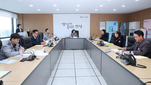 안성시와 경찰, 소방서 등 3개 기관이 재난 협력체계 구축을 위해 회의를 하고 있다. 안성시 제공