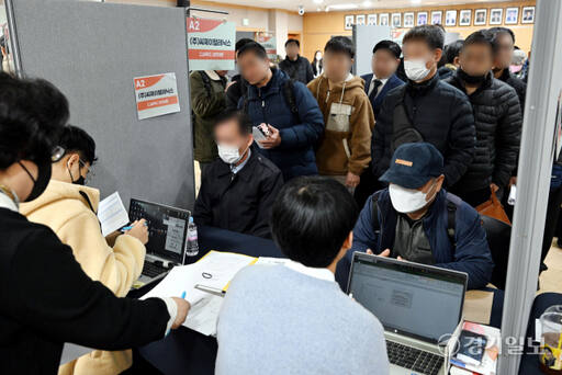 28일 오후 성남시 중원구청에서 열린 '구인·구직자 만남의 장'행사에서 다양한 연령대의 남녀 구직자들이 일자리를 찾고 있다. 김시범기자
