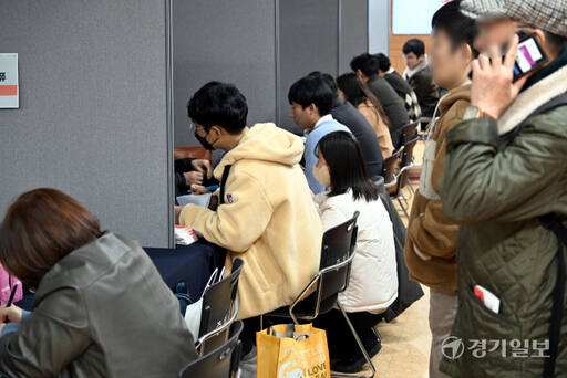 28일 오후 성남시 중원구청에서 열린 '구인·구직자 만남의 장'행사에서 다양한 연령대의 남녀 구직자들이 일자리를 찾고 있다. 김시범기자