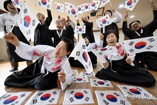 제105주년 3.1절을 이틀 앞둔 28일 오전 경기국학원에서 회원들이 일제강점기 당시 비장했던 3.1 만세운동을 재연하고 있다. 경기국학원은 오는 3월1일 수원 화성행궁, 파주 임진각, 안산 호수공원 등 도내 곳곳에서 에서 회원과 시민이 함께 3.1절 기념행사 및 만세운동을 벌일 계획이다. 김시범기자