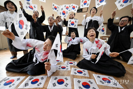 제105주년 3.1절을 이틀 앞둔 28일 오전 경기국학원에서 회원들이 일제강점기 당시 비장했던 3.1 만세운동을 재연하고 있다. 경기국학원은 오는 3월1일 수원 화성행궁, 파주 임진각, 안산 호수공원 등 도내 곳곳에서 에서 회원과 시민이 함께 3.1절 기념행사 및 만세운동을 벌일 계획이다. 김시범기자