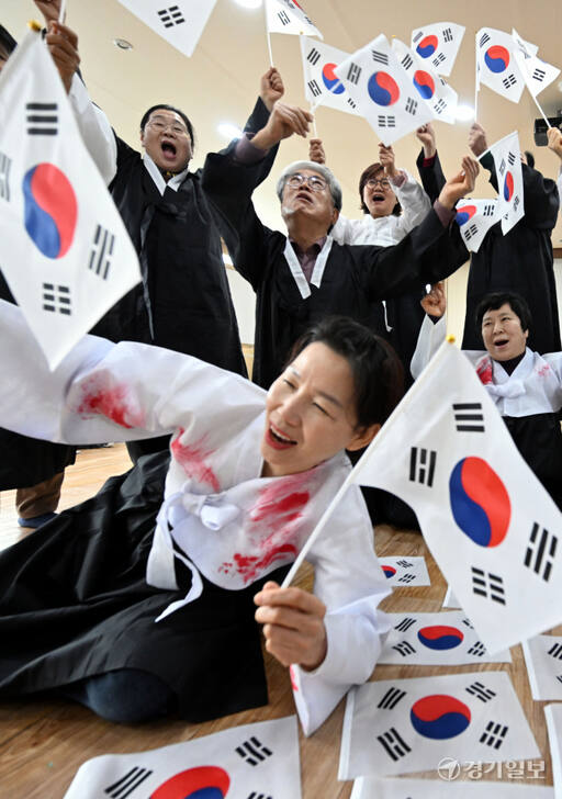 제105주년 3.1절을 이틀 앞둔 28일 오전 경기국학원에서 회원들이 일제강점기 당시 비장했던 3.1 만세운동을 재연하고 있다. 경기국학원은 오는 3월1일 수원 화성행궁, 파주 임진각, 안산 호수공원 등 도내 곳곳에서 에서 회원과 시민이 함께 3.1절 기념행사 및 만세운동을 벌일 계획이다. 김시범기자