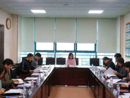 김금숙 동두천양주교육장이 회의실에서 율정중학교 개교준비위원회를 열고 있다. 동두천양주교육장 제공