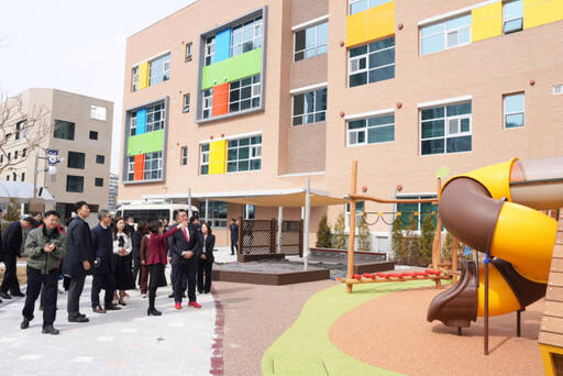 인천시의회 교육위원회가 최근 인천 서구 원당동에 있는 검단꿈유치원과 중구 운서동에 있는 운서중학교 등을 방문해 시설 등을 점검하고 있다. 시의회 제공