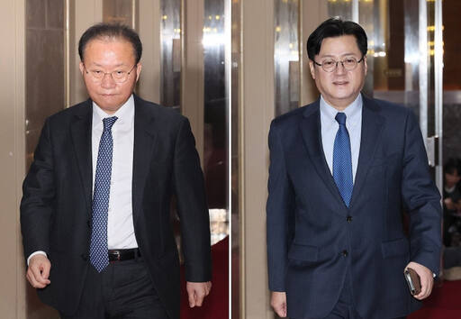 국민의힘 윤재옥 원내대표(왼쪽)와 더불어민주당 홍익표 원내대표가 29일 국회의장 주재 여야 원내대표 회동을 위해 의장실로 향하고 있다. 연합뉴스