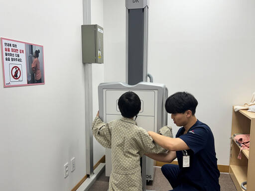 건협 경기도지부가 ‘수원희망의집’ 아동·청소년을 대상으로 사회공헌 건강검진을 시행하는 모습. 건협 경기도지부 제공