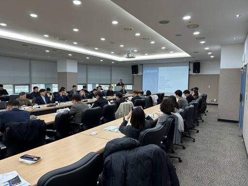 경기도, 경기국제공항 유치 자문위원회 관계자 등이 29일 경기도경제과학진흥원에서 경기국제공항 건설 관련 연구용역 중간보고회를 진행하고 있다. 경기도 제공