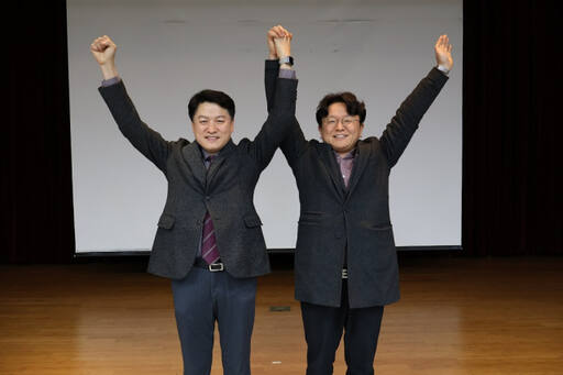 대한한의사협회 제45대 윤성찬 회장 당선인(왼쪽)과 정유옹 수석부회장 당선인이 선거 결과 발표 후 환하게 웃고 있다. 대한한의사협회 제공