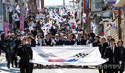 제105주년 3.1절인 1일 오전 기념식이 열린 인천지역의 3.1운동 최초 발상지인 동구 창영초등학교인근 도로에서 참석자들이 만세운동 시가행진을 하고 있다. 조병석기자