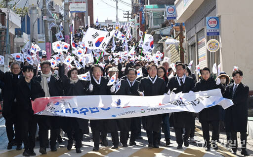 제105주년 3.1절인 1일 오전 기념식이 열린 인천지역의 3.1운동 최초 발상지인 동구 창영초등학교인근 도로에서 참석자들이 만세운동 시가행진을 하고 있다. 조병석기자