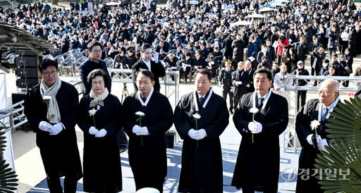 유정복 인천시장이 1일 오전 제105주년 3.1절인 기념식이 열린 인천 동구 창영초등학교에서 인천지역의 3.1운동 최초 발상지 기념비에 헌화하고 있다. 조병석기자