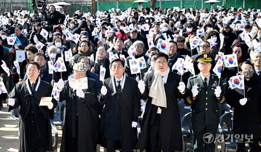 제105주년 3.1절인 1일 오전 기념식이 열린 인천지역의 3.1운동 최초 발상지인 동구 창영초등학교에서 참석자들이 만세삼창을 하고 있다. 조병석기자