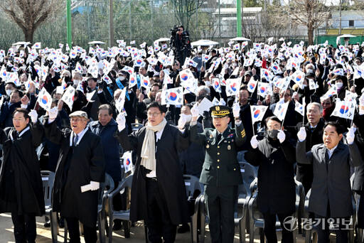 제105주년 3.1절인 1일 오전 기념식이 열린 인천지역의 3.1운동 최초 발상지인 동구 창영초등학교에서 참석자들이 만세삼창을 하고 있다. 조병석기자