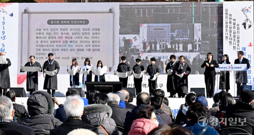 제105주년 3.1절인 1일 오전 기념식이 열린 인천지역의 3.1운동 최초 발상지인 동구 창영초등학교에서 광복회 인천지부장 등 참석자들이 독립선언서를 낭독하고 있다. 조병석기자