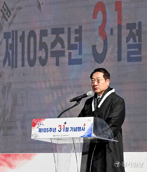유정복 인천시장이 1일 오전 인천지역의 3.1운동 최초 발상지인 동구 창영초등학교에서 열린 제105주년 3.1절인 기념식에서 기념사를 하고 있다. 조병석기자