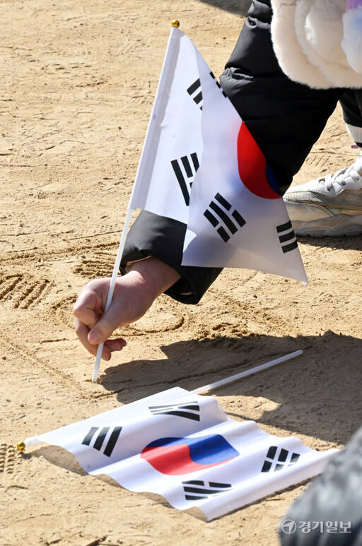 제105주년 3.1절인 1일 오전 기념식이 열린 인천지역의 3.1운동 최초 발상지인 동구 창영초등학교에서 한 어린이나 운동장 바닦에 태극기를 그리고 있다. 조병석기자