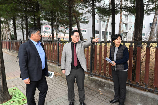 강수현 양주시장(가운데)이 29일 율정중학교 통학버스 승하차구역 개선공사 현장을 방문, 지상민 도로과장(왼쪽)과 전미정 생활도로팀장에게 학생들의 통학로 환경개선에 힘쓸 것을 지시하고 있다. 양주시 제공