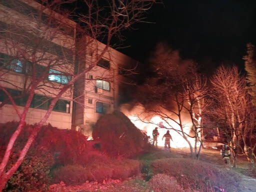1일 오전 1시9분께 인천시 연수구 연수동 식재료 창고에서 불이 나 소방당국이 진화하고 있다. 인천소방본부 제공