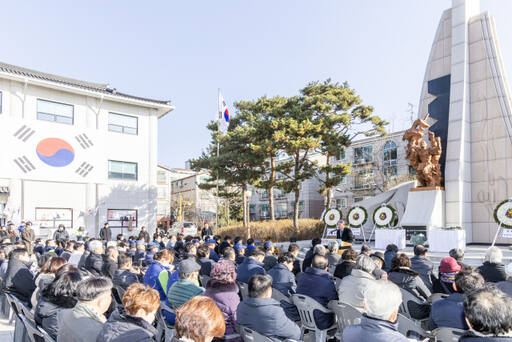 1일 오전 인천 계양구 장기동 황어장터 3·1만세운동 역사문화센터 광장에서 열린 3·1운동 기념식에 시민들이 참석하고 있다. 계양구 제공