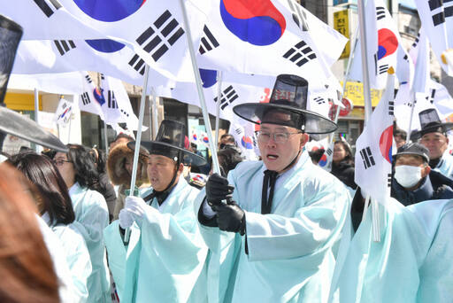 1천여 시민들은 강수현 양주시장 등이 앞장서며 가래비 거리에서 만세운동 행진을 재연했다. 양주시 제공