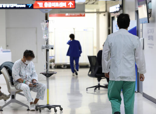 전공의 집단이탈 열흘째이자 정부가 제시한 복귀 시한인 29일 서울 시내의 한 대학병원에서 의료진이 이동하고 있다. 연합뉴스