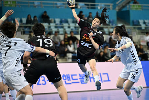 1일 인천 남동체육관에서 벌어진 핸드볼 H리그 여자부 대구시청과의 경기서 광명 SK 슈가글라이더즈의 강경민이 슈팅을 날리고 있다.한국핸드볼연맹 제공
