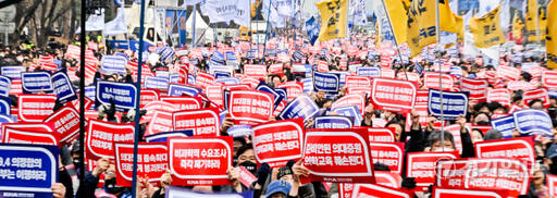 3일 오후 서울 영등포구 여의대로에서 열린 ‘의대정원 증원 및 필수의료 패키지 저지를 위한 전국의사 총 궐기 대회’에서 참가자들이 구호를 외치고 있다. 이날 의사협회는 집회에 4만여명이 참여했다고 주장했다. 윤원규기자