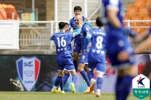 수원 삼성의 뮬리치(가운데)가 3일 오후 수원월드컵경기장서 열린 아산 무궁화와의 K리그2 홈 개막전서 득점 후 동료들과 함께 기뻐하고 있다.한국프로축구연맹 제공