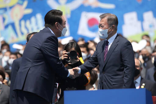 윤석열 대통령이 2022년 5월 10일 서울 여의도 국회에서 열린 ‘제20대 대통령 취임식’에서 문재인 전 대통령과 악수하고 있다. 연합뉴스