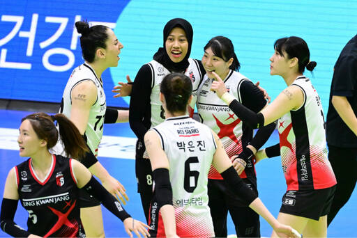 수원 현대건설과 인천 흥국생명 양강의 우승 다툼이 예상되던 여자 프로배구가 대전 정관장의 무서운 막판 기세로 포스트시즌을 앞둔 두 팀을 긴장케 하고 있다.KOVO 제공