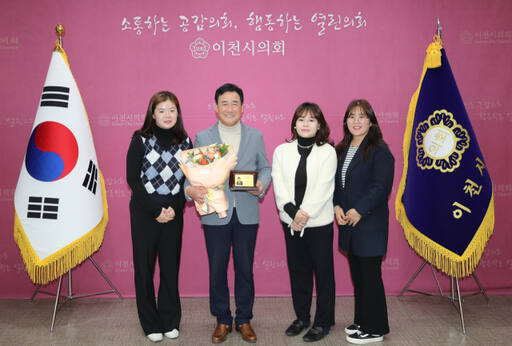 이천시의회 박명서 의원(왼쪽 두번째)이 학생들의 안전한 통학로 지원으로 이천 송정초등학교 학부모회로부터 감사패를 받았다.