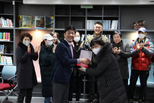 감사패 받은 국민의힘 이용 예비후보. 이 후보 캠프 제공