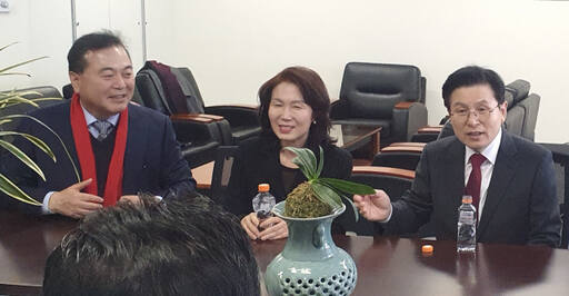 송병선 예비후보를 격려하고 있는 황교완 전 총리 부부. 송 후보 캠프 제공
