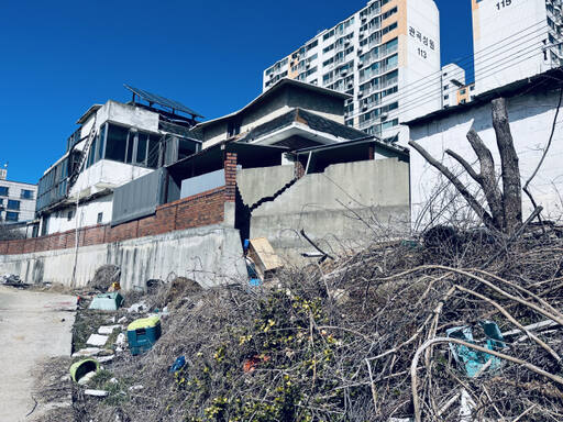 한국토지주택공사(LH)가 시행하는 시흥하중공공주택지구 개발사업 현장 내 농로 인근 철거를 앞둔 건물이 금이 간 채 방치되고 있다. 김형수기자