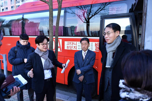 김병수 김포시장과 강희업 대광위원장이 4일 신설된 광역버스에 탑승해 현장을 점검하고 있다. 김포시 제공