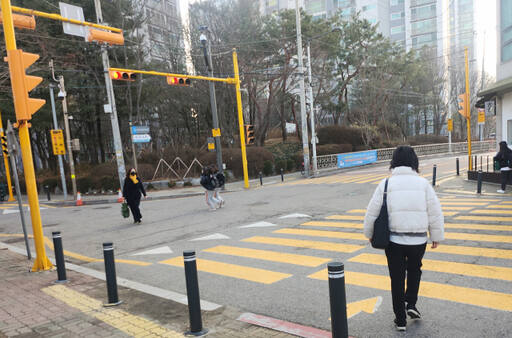 4일 오전 8시30분께 수원특례시 조원동의 한 어린이 보호구역에 보행자 신호가 꺼져있어 학생들이 다급히 횡단보도를 건너고 있었다. 이진기자