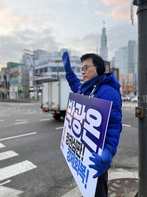 민주당 박광온 국회의원이 출근길 인사를 하고 있다. 박광온 선거사무소 제공