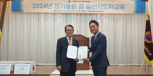 경기도의회 건설교통위원회 소속 오석규 의원(오른쪽)이 대한노인회로부터 표창장을 받은 뒤 기념촬영하고 있다. 경기도의회 제공