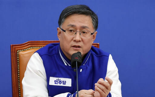 더불어민주당 전략공천관리위원회 비례대표 후보 추천 분과위원장인 김성환 의원이 5일 국회에서 후보자 추천 관련 설명을 하고 있다. 연합뉴스